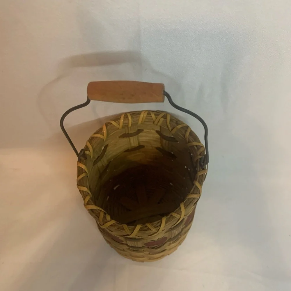 Small Round Apple Basket with Handle